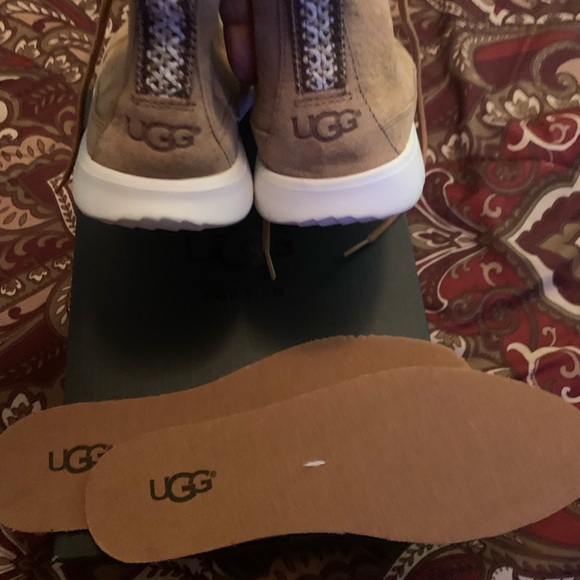 UGG - Picture 4 of 5